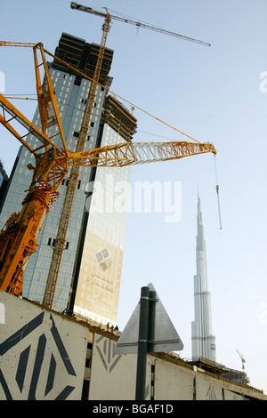L'alto edificio stretta a destra è il Burj Tower, il mondo il più alto edificio a 818 m (2,684 ft), in Dubai, UAE. Foto Stock