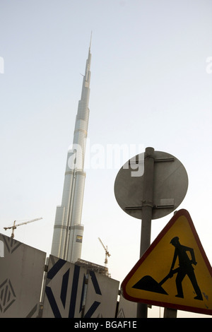 L'alto edificio stretta a sinistra è il Burj Tower, il mondo il più alto edificio a 818 m (2,684 ft), in Dubai, UAE. Foto Stock
