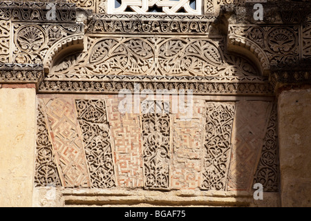 Dettaglio della decorazione su portale sul lato ovest, la Grande Moschea di Cordova, Andalusia, Spagna Foto Stock