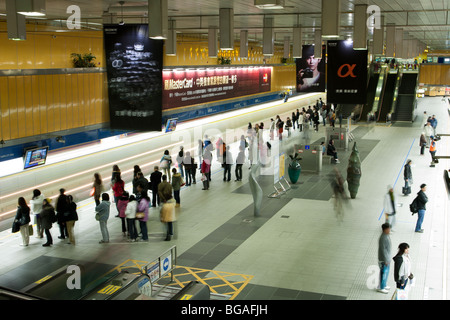 Persone in attesa, camminando sulla piattaforma della metropolitana della stazione della metropolitana di Taipei City Hall a Taipei, Taiwan Foto Stock