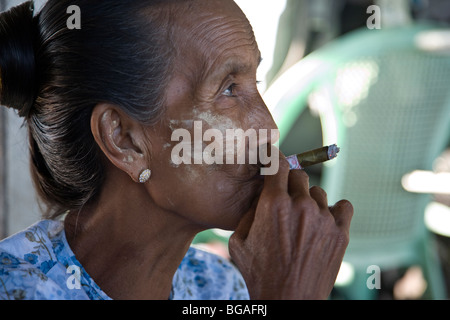Vecchia donna birmano fumare una cheroot (Myanmar sigaro). Mandalay. Myanmar. Foto Stock