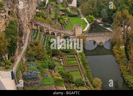 Vista da un castello su un antico ponte in pietra a Lussemburgo Foto Stock