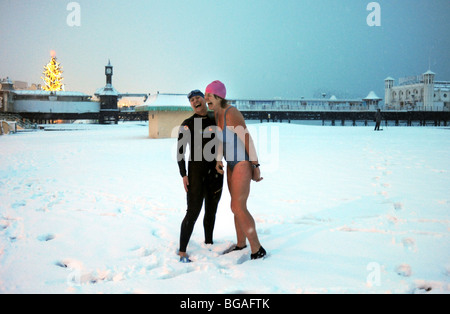 Due Brighton nuotatori femmina insieme dopo di andare a fare una nuotata in mare dopo un pesante durante la notte cadono REGNO UNITO Foto Stock