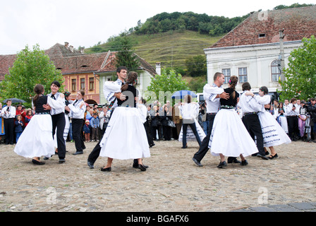 La Romania, ballerini folk in costumi nazionali Foto Stock