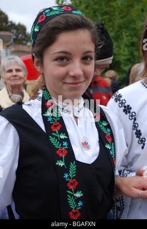 La Romania, ballerini folk in costumi nazionali Foto Stock