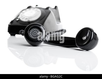 Nizza telefono vintage perfettamente isolato su sfondo bianco, il focus è sul ricevitore Foto Stock