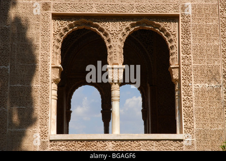 Riccamente decorata a stucco e parete windows nel portico aperto di Torre de Las Damas, Torre del Signore, Partal, l'Alhambra di Granada, Andalusia, Spagna Foto Stock
