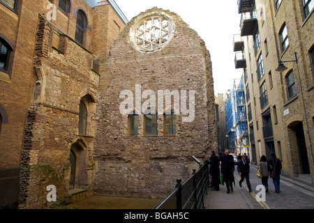 Le rovine della grande hall di Winchester Palace a Southwark Londra.Costruito nel XII secolo fu poi vicino al Tamigi Foto Stock