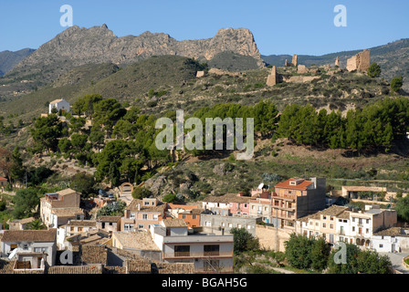 Vista sul borgo con il castello in rovina dietro, Relleu, Provincia di Alicante, Comunidad Valenciana, Spagna Foto Stock