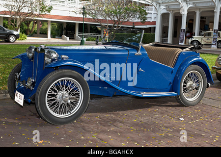 Auto sportiva britannica 1954 MG TA classica in blu, vista laterale completa Foto Stock