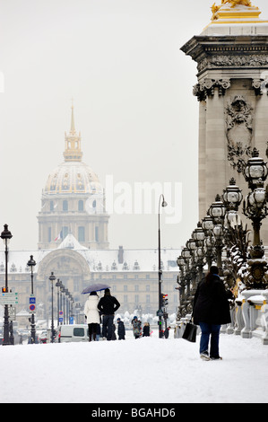 Parigi, Francia, scena invernale, tempesta della neve, turisti a piedi sul Ponte Pont Alexandre III, con Invalides Dome Building nel retro, Parigine Street Scene Foto Stock