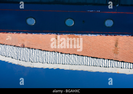 Barge riflessi nel fiume Lea Hertford Regno Unito Inghilterra gb Foto Stock