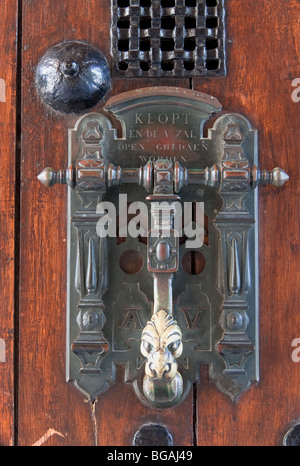Castello medievale casa storico edificio antico cancello bloccare tempio simbolo di metallo in legno Foto Stock