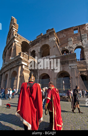 Romani in costume al Colosseo a Roma Foto Stock