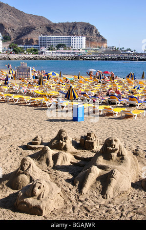 Spiaggia di sabbia sculture, Puerto Rico, Mogan comune, Gran Canaria Isole Canarie Spagna Foto Stock