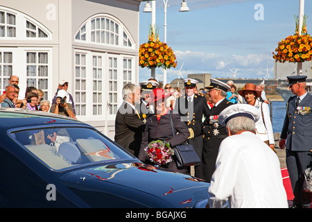 La Regina Margrethe II di Danimarca e il Principe Henrik terminando la loro residenza estiva e crociere estive nel settembre 2009. Foto Stock