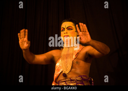 Un attore spiega gli aspetti delle espressioni utilizzate in Kathakali. Foto Stock