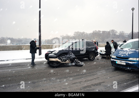 Parigi, Francia, incidente automobilistico e motociclistico durante l'inverno a Snow Storm, Foto Stock