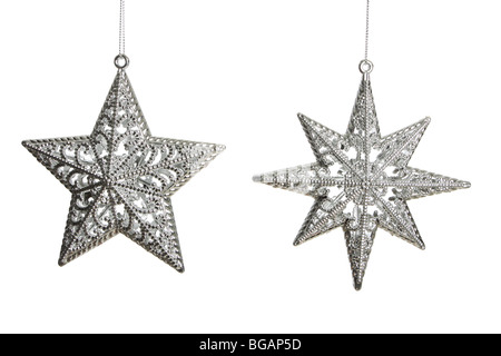 Silver stars appeso su una catena isolato su bianco shot in studio Foto Stock