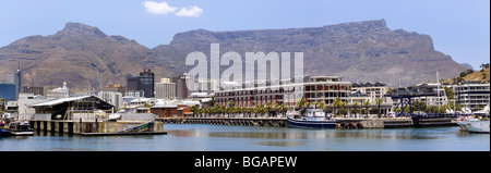 Victoria and Alfred Waterfront porto e Table Mountain a Cape Town, Sud Africa, una destinazione turistica preferita Foto Stock