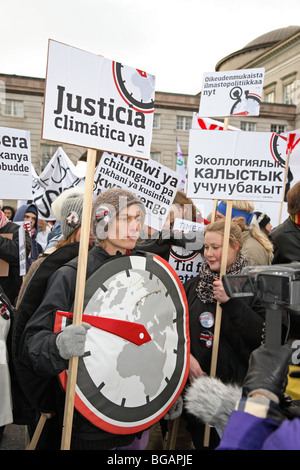 I manifestanti di fronte all'edificio del Parlamento a Copenaghen alla Conferenza delle Nazioni Unite sui cambiamenti climatici. Il clima di marzo. Foto Stock