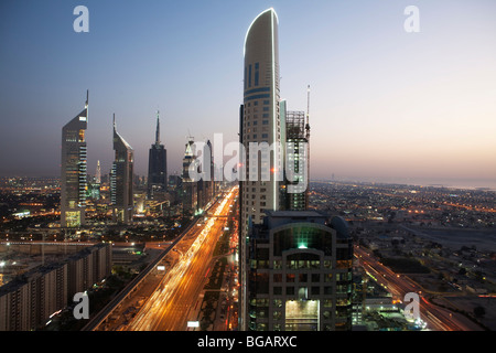 Sheikh Zayed Road al crepuscolo, Dubai, Emirati Arabi Uniti Foto Stock