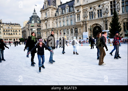 Parigi, Francia, pubblico anello di pattinaggio su ghiaccio per giovani di fronte al City H-All Building SCENA INVERNALE, sport per famiglie, neve invernale Street paris, famiglie Foto Stock
