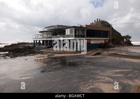 Currumbin Surflifesaving Club sommersi durante la tempesta surf, Gold Coast, Queensland, Australia Foto Stock