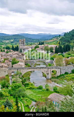 Vista di Lagrasse un borgo medievale nel Sud Est della Francia Foto Stock