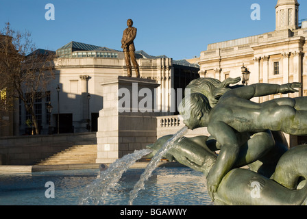 Trafalgar Square fontana con la statua di AIR CHIEF MARSHAL Sir Keith Park in background Foto Stock