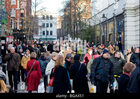 Folle di acquirenti a Londra. Foto Stock