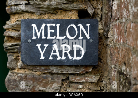 Il melone di segno nel cortile presso il Giardino Perduto di Heligan, Cornwall, Regno Unito Foto Stock