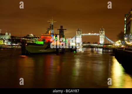 HMS Belfast contro il Tower Bridge sullo sfondo Foto Stock