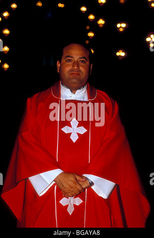 1, uno, sacerdote messicano, sacerdote messicano, padre, servizio di chiesa, contatto visivo, la vista frontale, la cattedrale di san luis potosi, san luis potosi, Messico Foto Stock