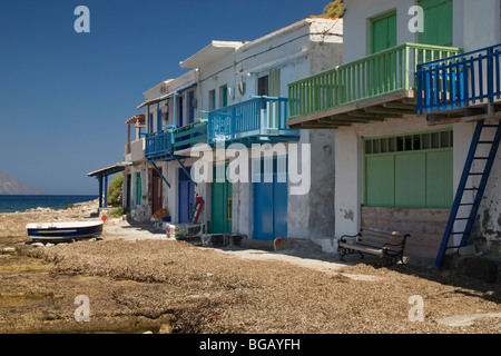 Syrmata - dipinto luminosamente case di pescatori in Klima Milos Island, Grecia Foto Stock