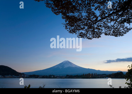 Giappone, isola di Honshu, Kawaguchi Ko Lago, Mt. Fuji e di alberi di acero Foto Stock