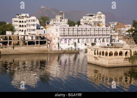 India Rajasthan Udaipur Lago Pichola hotel & veduta distante di monsone palace Foto Stock