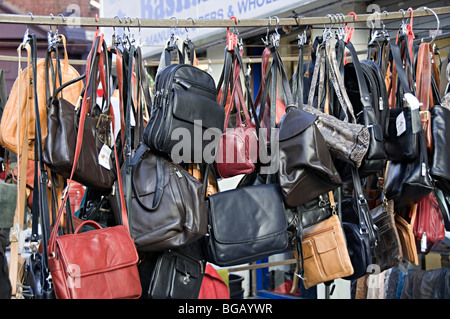 Brick Lane market borse di Londra sulla vendita di domenica Foto Stock