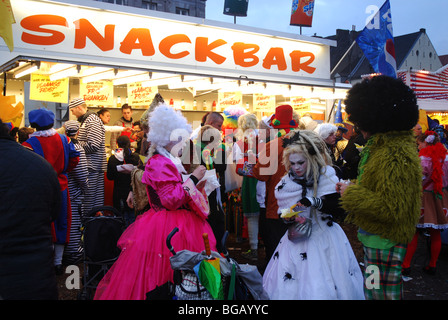 Snackbar con la folla al carnevale di Maastricht Paesi Bassi Foto Stock
