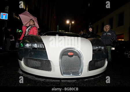Bugatti Veyron auto sportiva a harrods al di fuori di Londra per natale Foto Stock