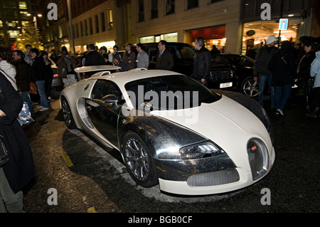Bugatti Veyron auto sportiva a harrods al di fuori di Londra per natale Foto Stock