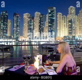 Nuovo trimestre Dubai Marina al tramonto con il porto turistico, Dubai, Emirati Arabi Uniti Foto Stock