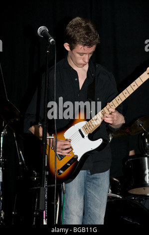 Adolescente a suonare la chitarra Foto Stock