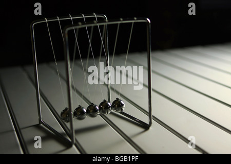 Cinque sfere di metallo appeso dalla stringa di nylon Foto Stock