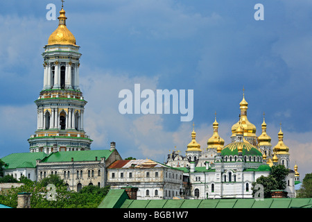 Vista di Kiev Pechersk Lavra con la cattedrale della Dormizione e la torre campanaria, Kiev, Ucraina Foto Stock