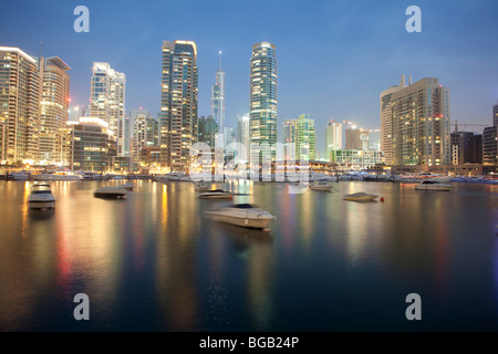 Nuovo trimestre Dubai Marina al tramonto con il porto turistico, Dubai, Emirati Arabi Uniti Foto Stock