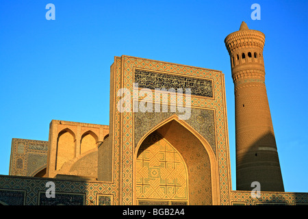 Minareto Kalyan (1127) e la moschea, Bukhara, Uzbekistan Foto Stock
