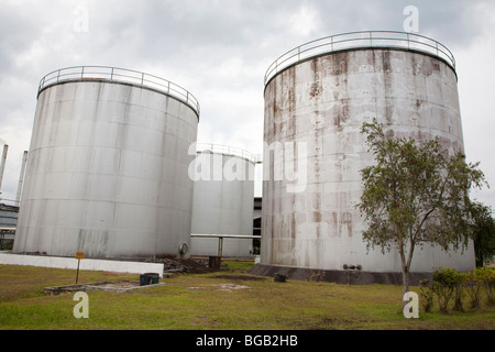 Contenitore di stoccaggio di olio di palma greggio. Il Palm Sindora Frantoio è certificato verde Foto Stock