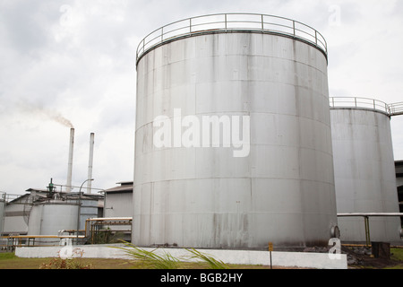 Contenitore di stoccaggio di olio di palma greggio. Il Palm Sindora Frantoio è certificato verde Foto Stock