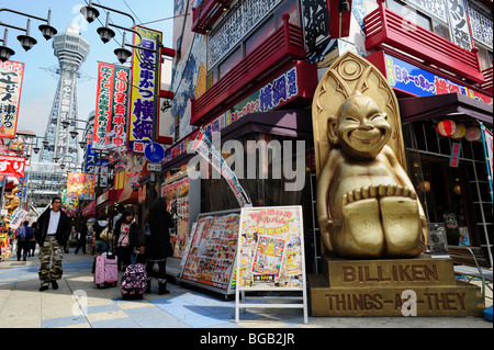 La torre Tsutenkaku (L) sorge oltre la zona di intrattenimento della Shin Sekai area in Osaka in marzo, 2009. Foto Stock